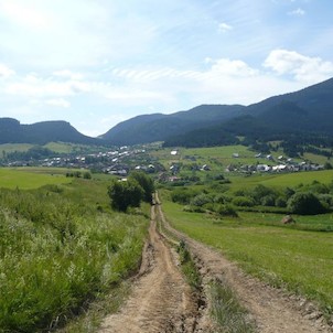 Výhlad s kopca Lopaty na dedinu Komjatnú