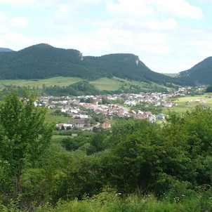 Výhlad s kopca Lopaty na dedinu Komjatnú